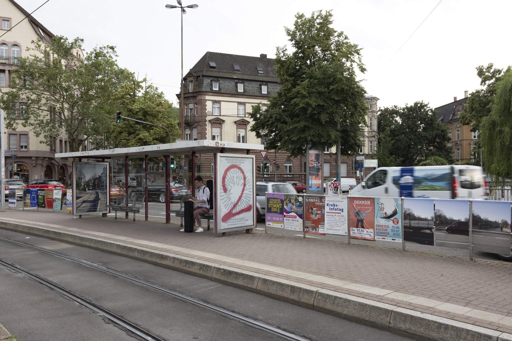 Anas Kahal, AUF DER SCHWABENTORBRÜCKE, 2023, Installationsansicht Schwabentorbrücke
Foto: Gina Folly, © Biennale für Freiburg 2