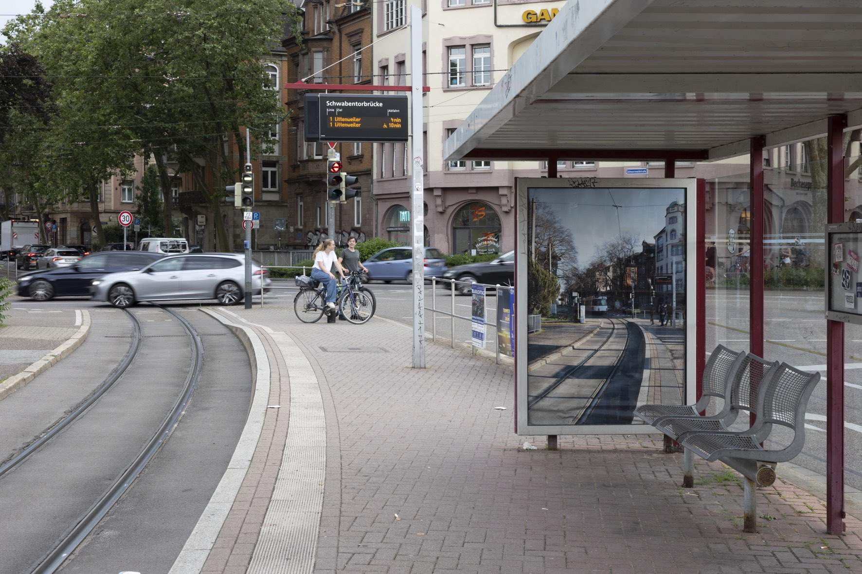 Anas Kahal, AUF DER SCHWABENTORBRÜCKE, 2023, Installationsansicht Schwabentorbrücke
Foto: Gina Folly, © Biennale für Freiburg 2