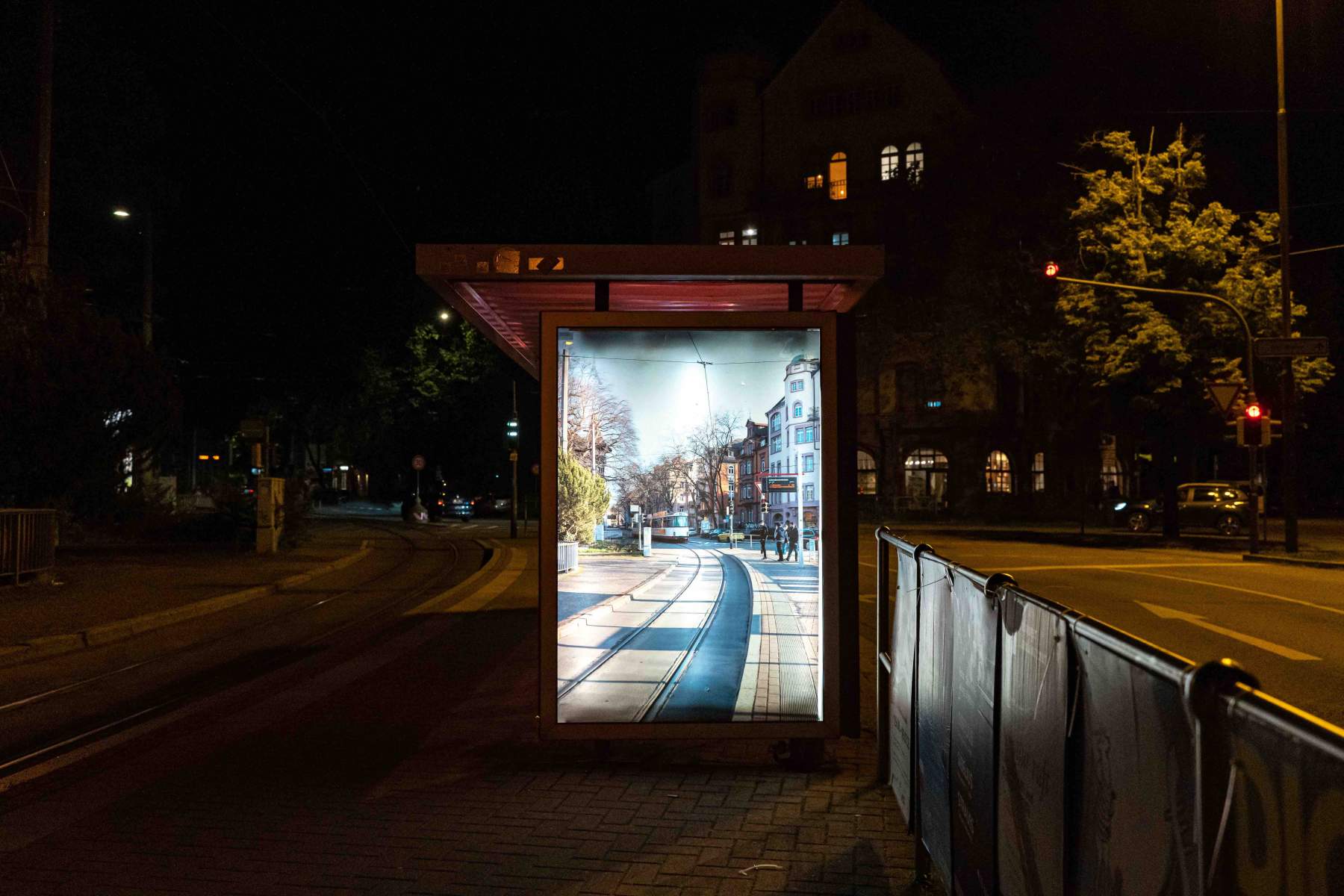 Anas Kahal, AUF DER SCHWABENTORBRÜCKE, 2023, Installationsansicht Schwabentorbrücke
Foto: Sévérine Kpoti, © Biennale für Freiburg 2