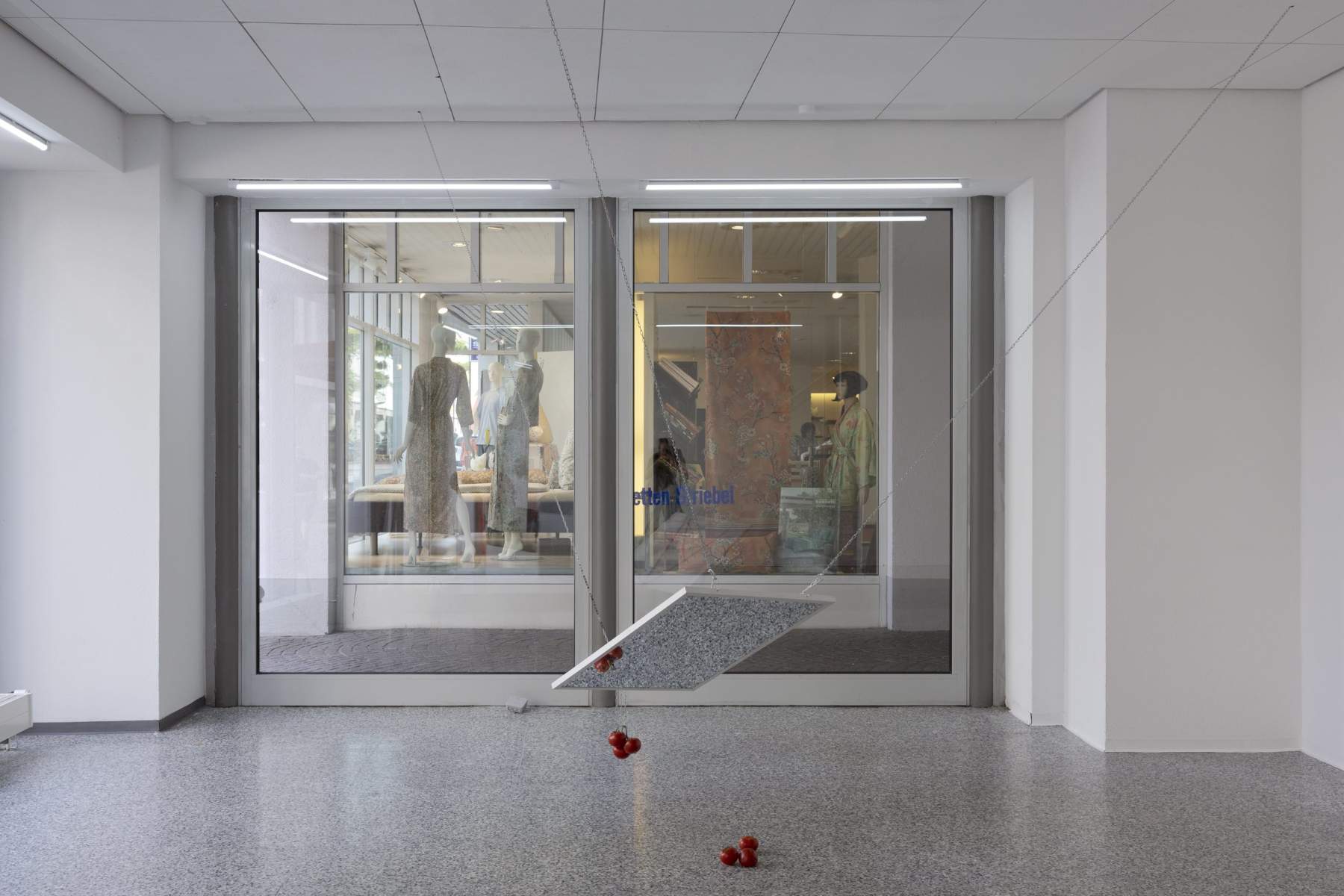 Hemansingh Lutchmun, BIRD OF PREY, 2023, Installationsansicht DELPHI_space/außenstelle
Foto: Gina Folly, © Biennale für Freiburg 2