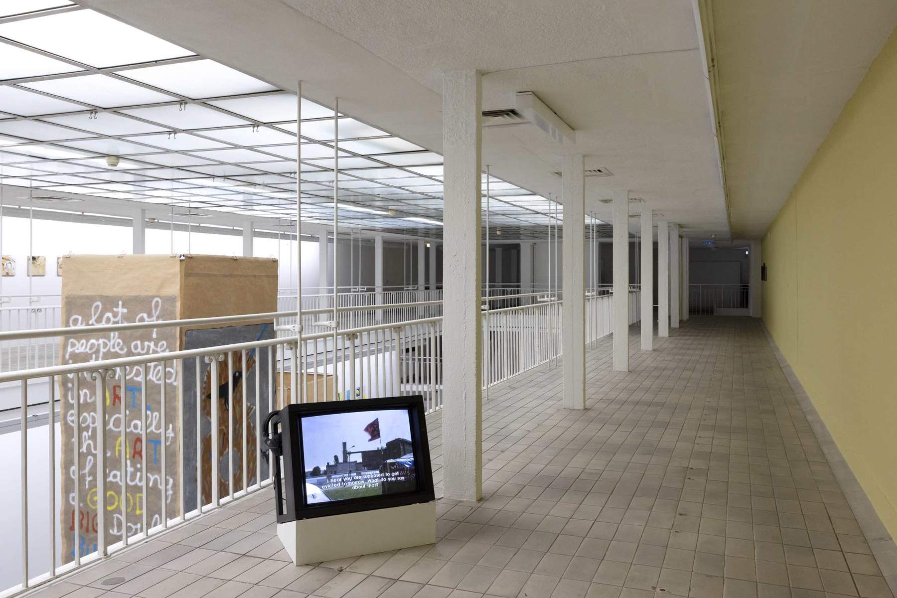 Hito Steyerl, Die leere Mitte, 1998, Installationsansicht Kunstverein Freiburg, Foto: Gina Folly, © VG Bild-Kunst, Bonn, 2023 / Biennale für Freiburg 2, Courtesy die Künstlerin, Andrew Kreps Gallery, New York und Esther Schipper, Berlin/Paris/Seoul