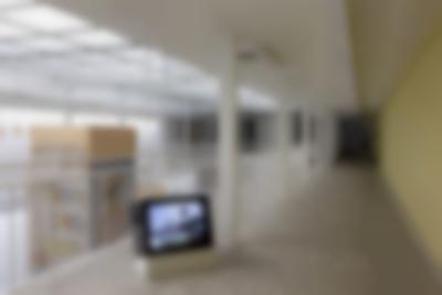 Hito Steyerl, Die leere Mitte, 1998, Installationsansicht Kunstverein Freiburg, Foto: Gina Folly, © VG Bild-Kunst, Bonn, 2023 / Biennale für Freiburg 2, Courtesy die Künstlerin, Andrew Kreps Gallery, New York und Esther Schipper, Berlin/Paris/Seoul