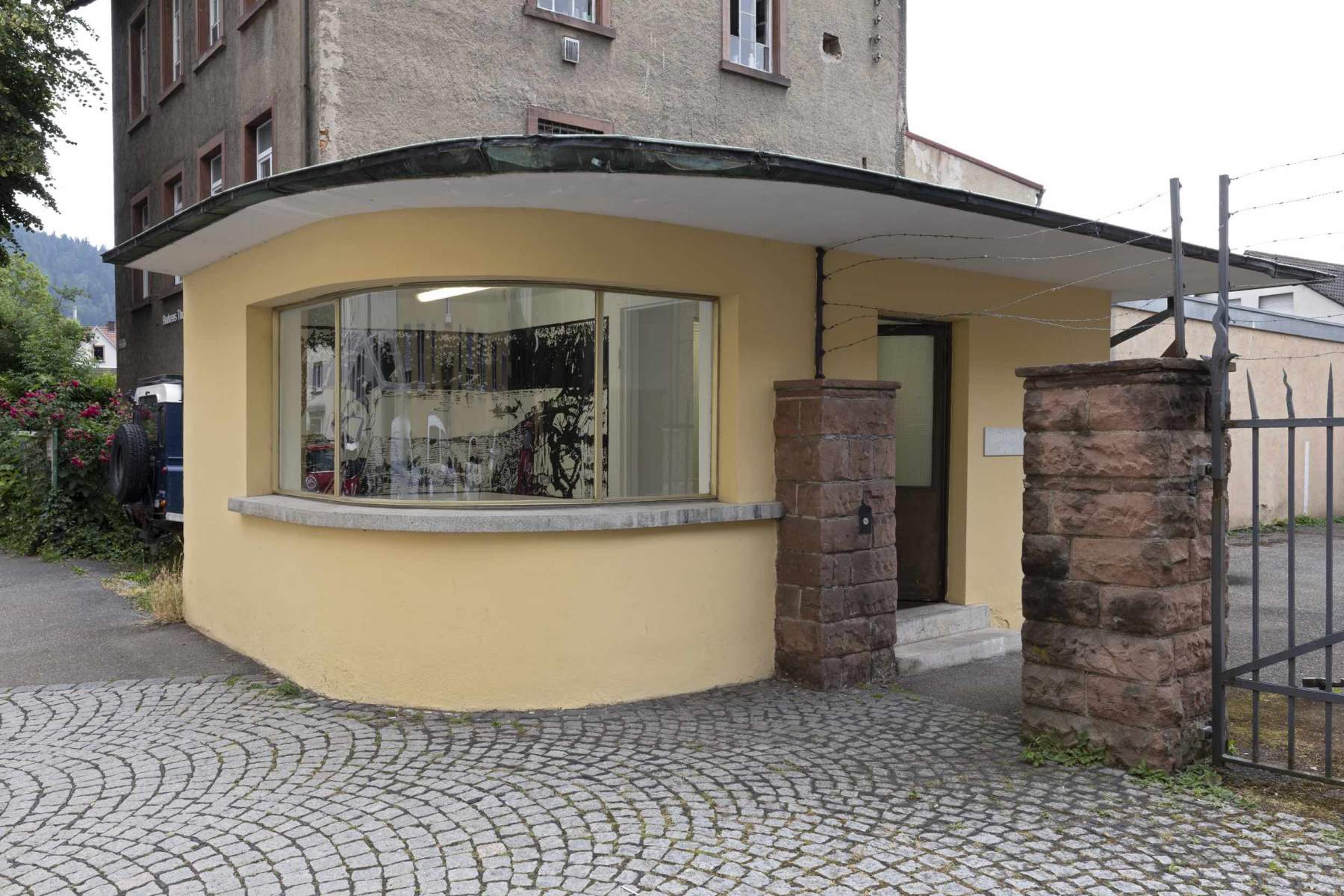 James Gregory Atkinson, FRIEDRICHSTR. 24, 2023, Installationsansicht Pförtnerhaus (Außenansicht)
Foto: Gina Folly, © Biennale für Freiburg 2