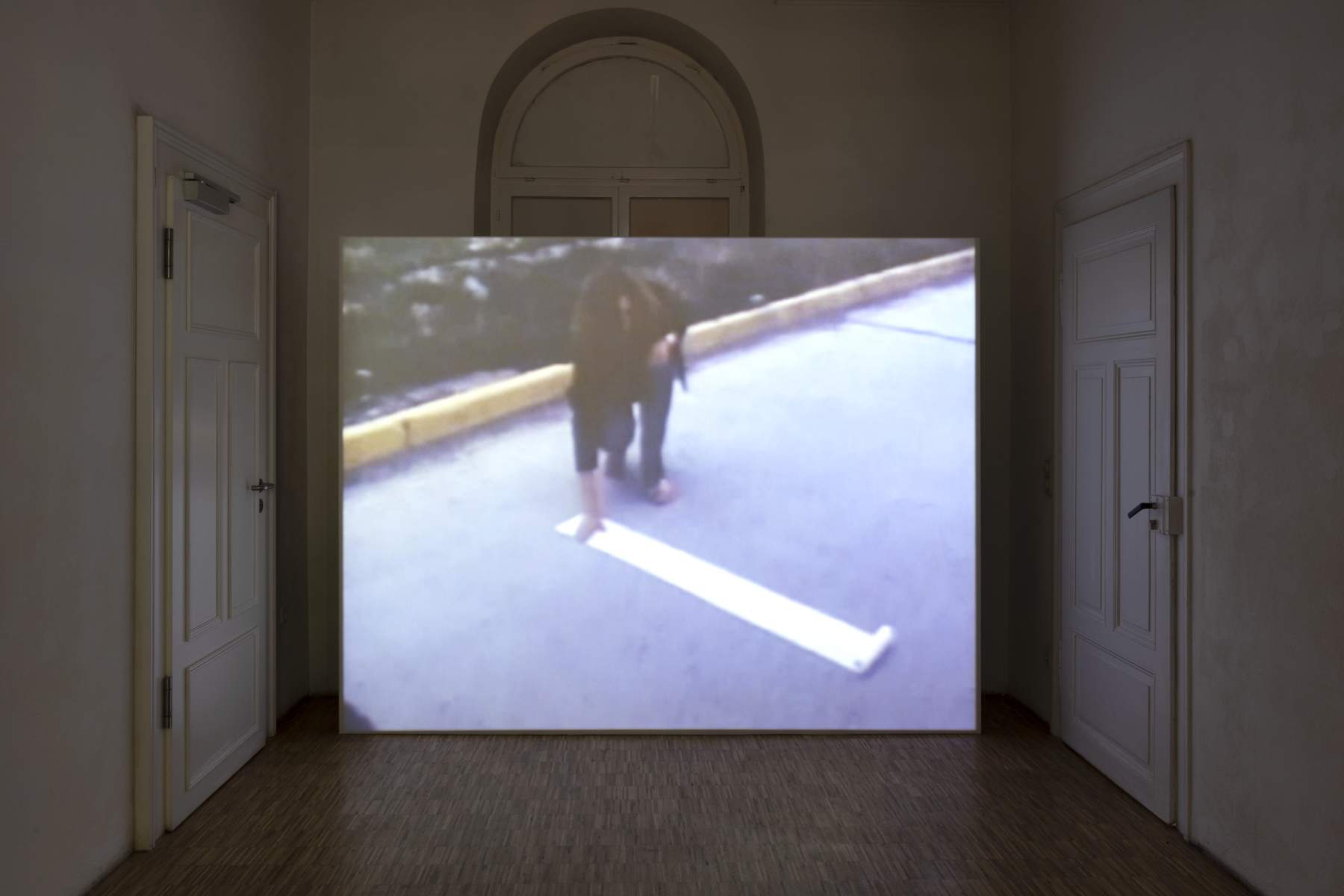 Lotty Rosenfeld, UNA MILLA CRUCES SOBRE EL PAVIMENTO, 1979, Ausstellungsansicht Kommunales Kino
Foto: Gina Folly, © Biennale für Freiburg 2