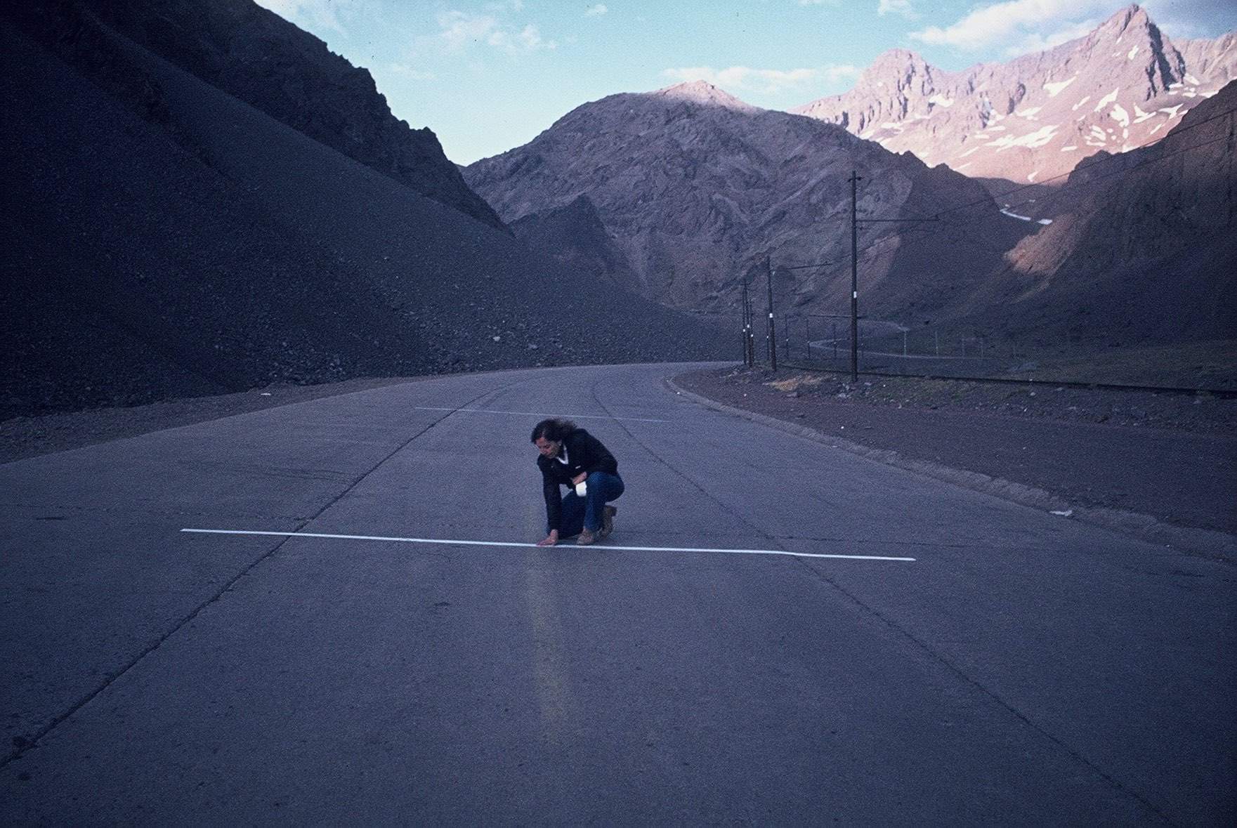 Lotty Rosenfeld, Videostill, UNA MILLA DE CRUCES SOBRE EL PAVIMENTO, 1979, © Fundación Lotty Rosenfeld