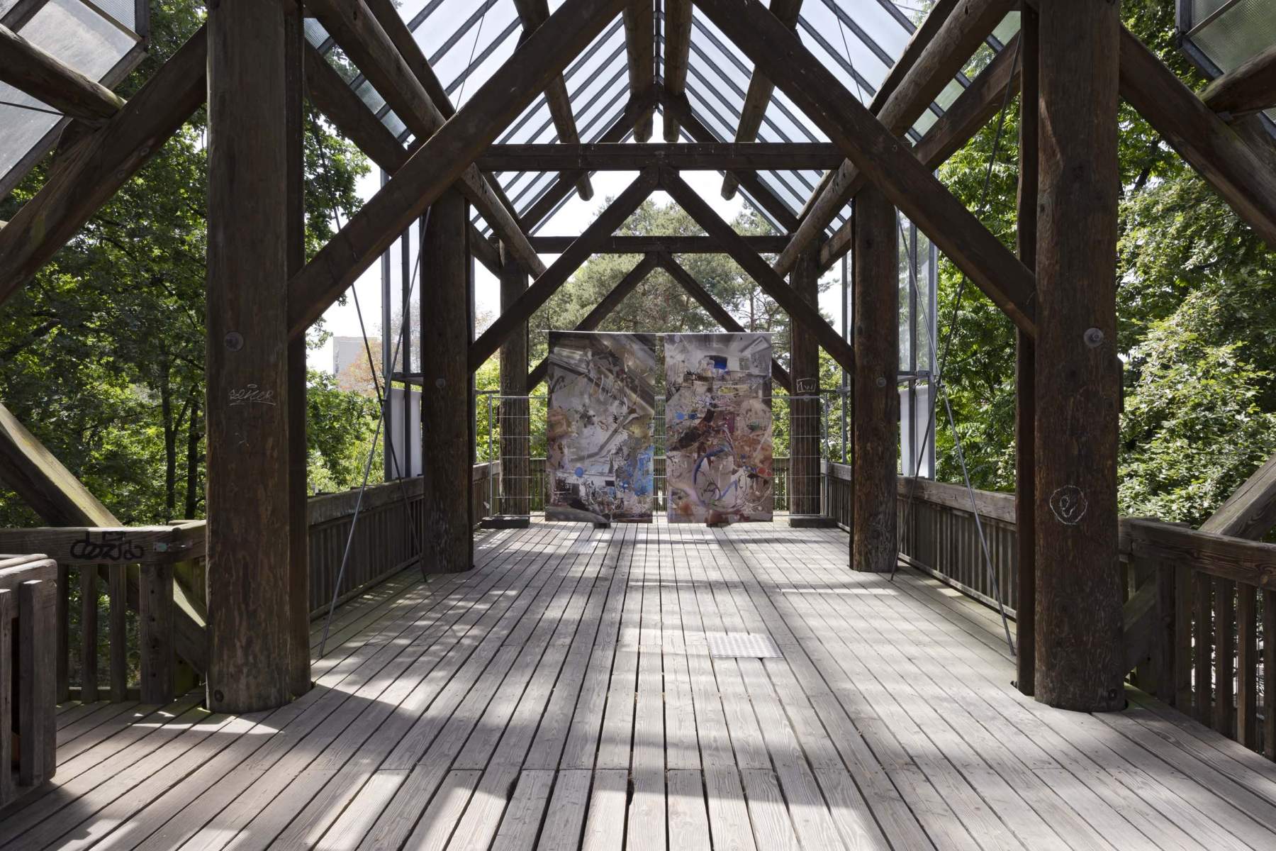 Maryam Ghasemi,  I AM T/HERE, 2023, Installationsansicht Forsthaus, Seepark
Foto: Gina Folly, © Biennale für Freiburg 2
