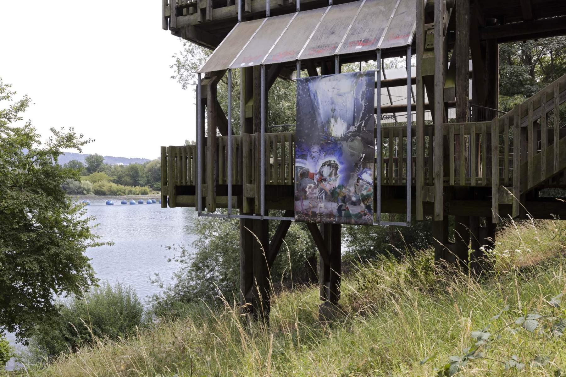 Maryam Ghasemi,  I AM T/HERE, 2023, Installationsansicht Forsthaus, Seepark
Foto: Gina Folly, © Biennale für Freiburg 2