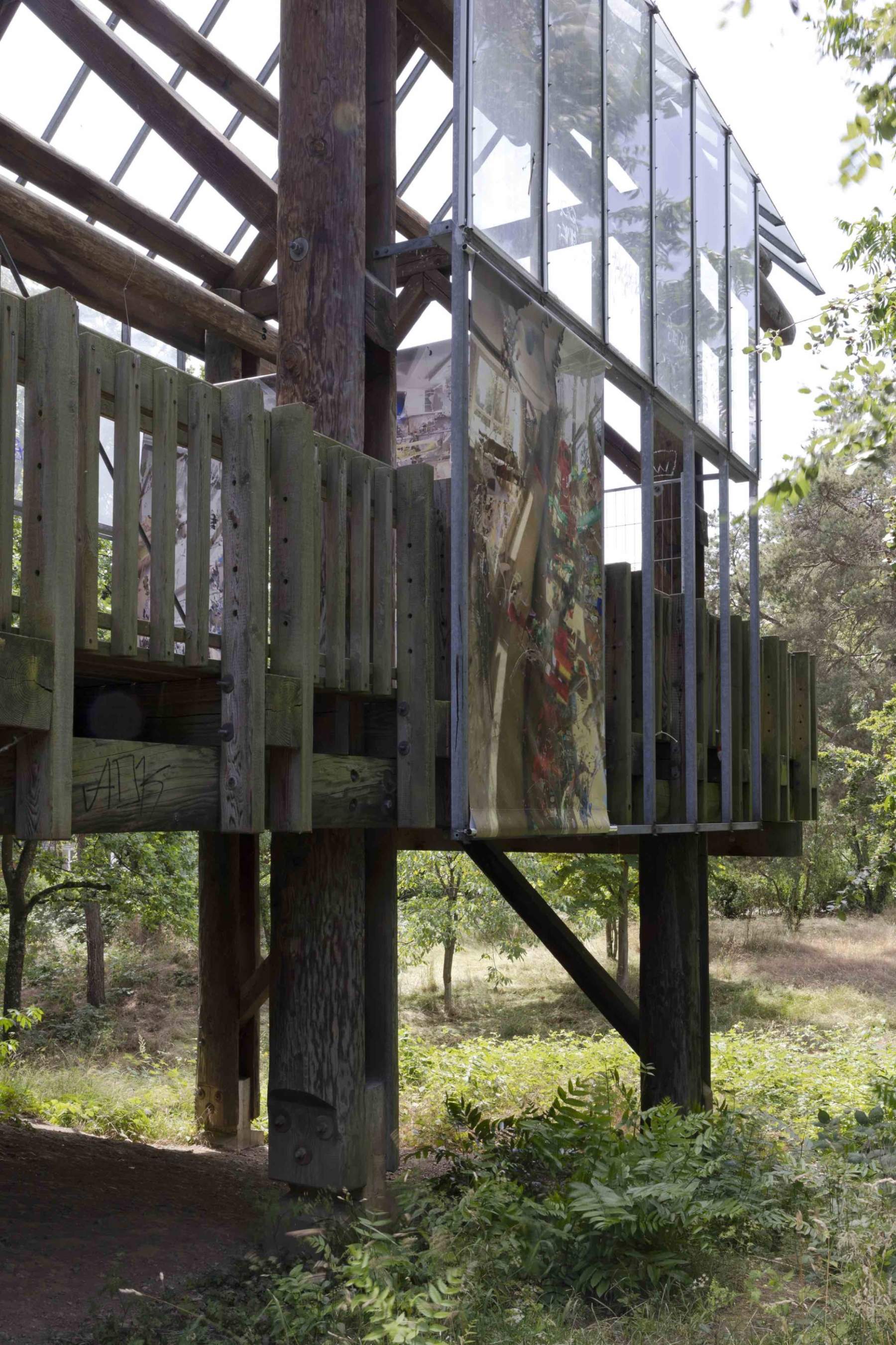 Maryam Ghasemi,  I AM T/HERE, 2023, Installationsansicht Forsthaus, Seepark
Foto: Gina Folly, © Biennale für Freiburg 2