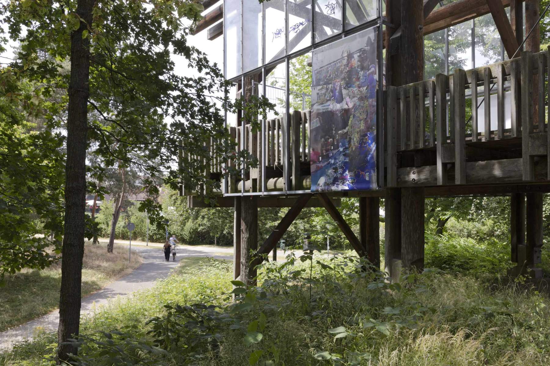 Maryam Ghasemi,  I AM T/HERE, 2023, Installationsansicht Forsthaus, Seepark
Foto: Gina Folly, © Biennale für Freiburg 2