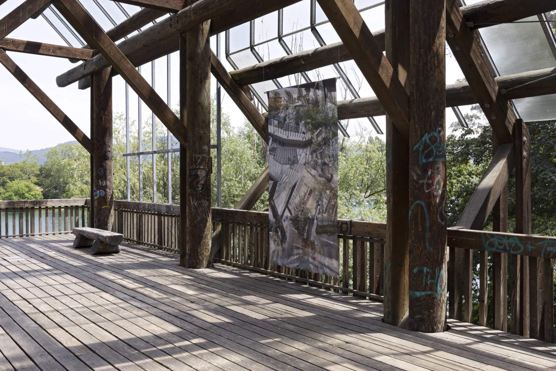 Maryam Ghasemi,  I AM T/HERE, 2023, Installationsansicht Forsthaus, Seepark
Foto: Gina Folly, © Biennale für Freiburg 2