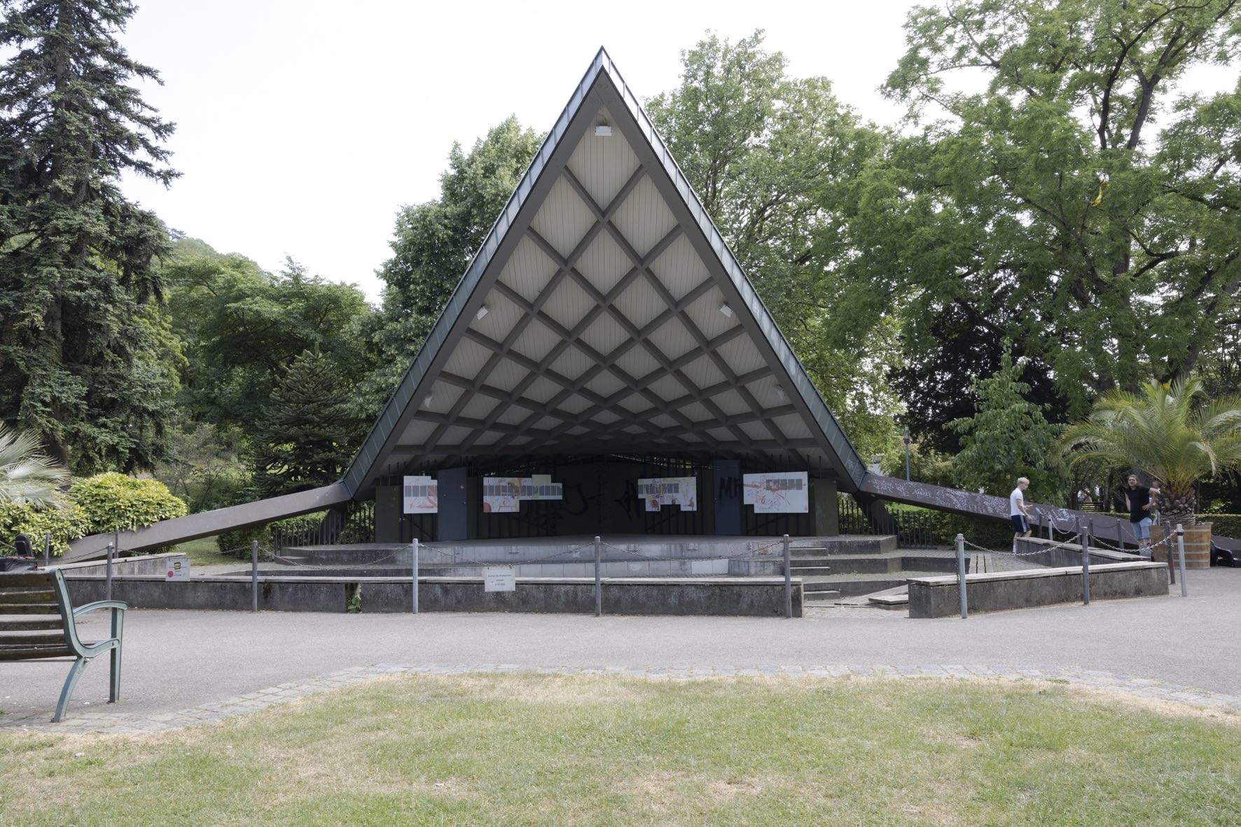 Maximiliane Baumgartner, VON EINEM PUNKT AUS DER VERGANGENHEIT, EINEN PUNKT AUS DER GEGENWART MALEN., 2023, Installationsansicht Stadtgarten
Foto: Gina Folly, © Biennale für Freiburg 2