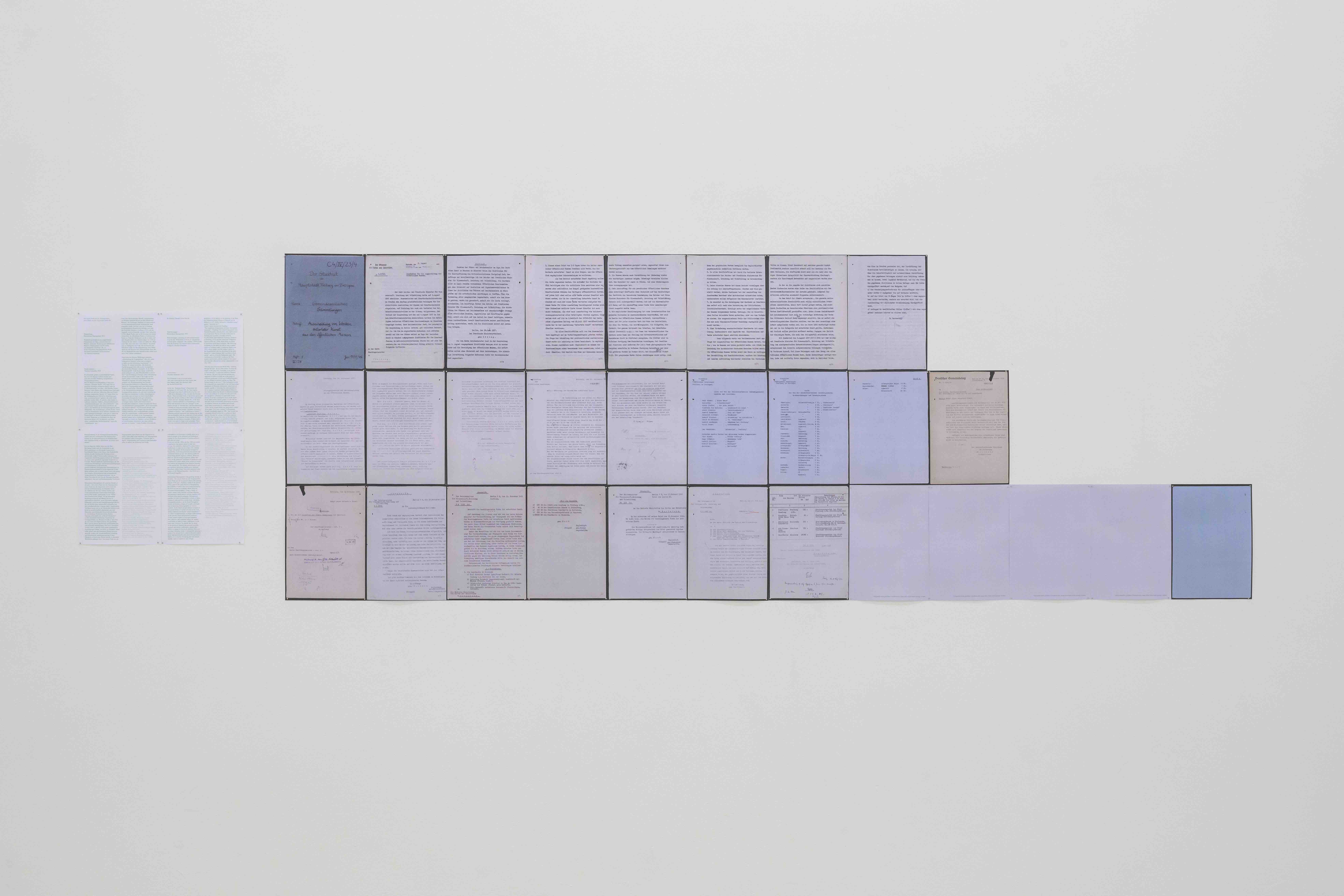 Maximiliane Baumgartner, VON EINEM PUNKT AUS DER VERGANGENHEIT, EINEN PUNKT AUS DER GEGENWART MALEN., 2023, WANDZEITUNG, Ausstellungsansicht Kunstverein Freiburg
Foto: Marc Doradzillo, © Biennale für Freiburg 2