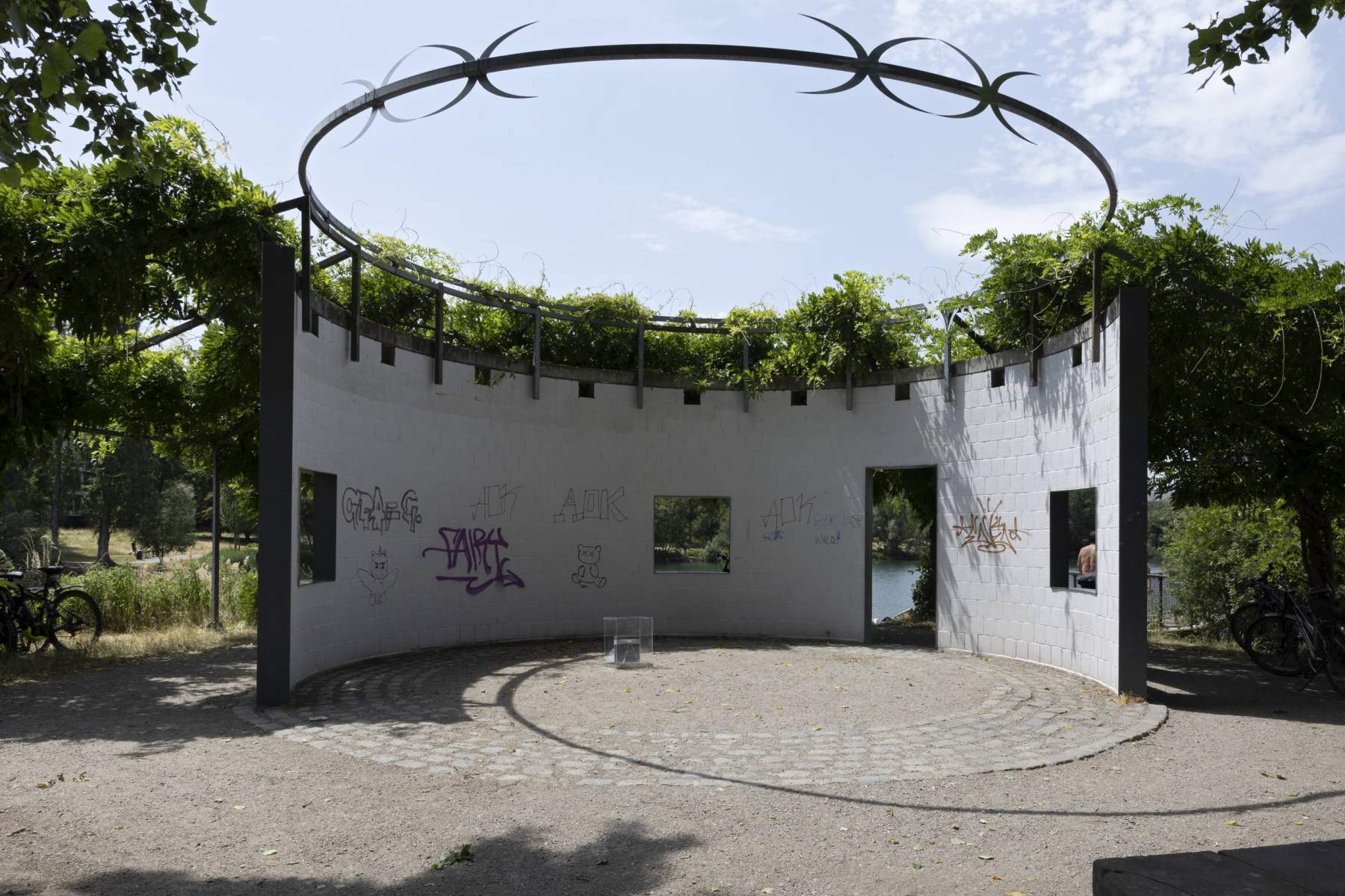 Phung-Tien Phan, MODEL 2 (MAYBE FAKE IS WHAT I LIKE), 2023, Installationsansicht kleine Insel, Seepark Freiburg
Foto: Gina Folly, © Biennale für Freiburg 2