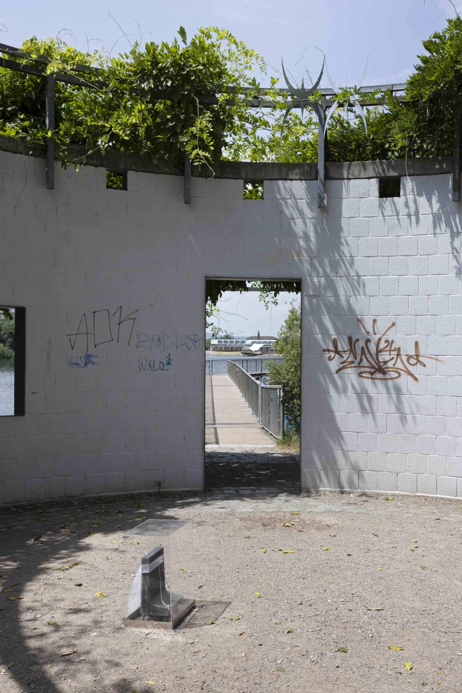 Phung-Tien Phan, MODEL 2 (MAYBE FAKE IS WHAT I LIKE), 2023, Installationsansicht kleine Insel, Seepark Freiburg
Foto: Gina Folly, © Biennale für Freiburg 2