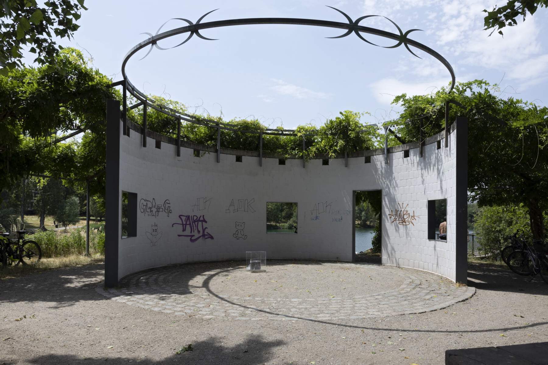 Rebecca Grundmann, EXES, 2023, Installationsansicht kleine Insel, Seepark
Foto: Gina Folly, © Biennale für Freiburg 2