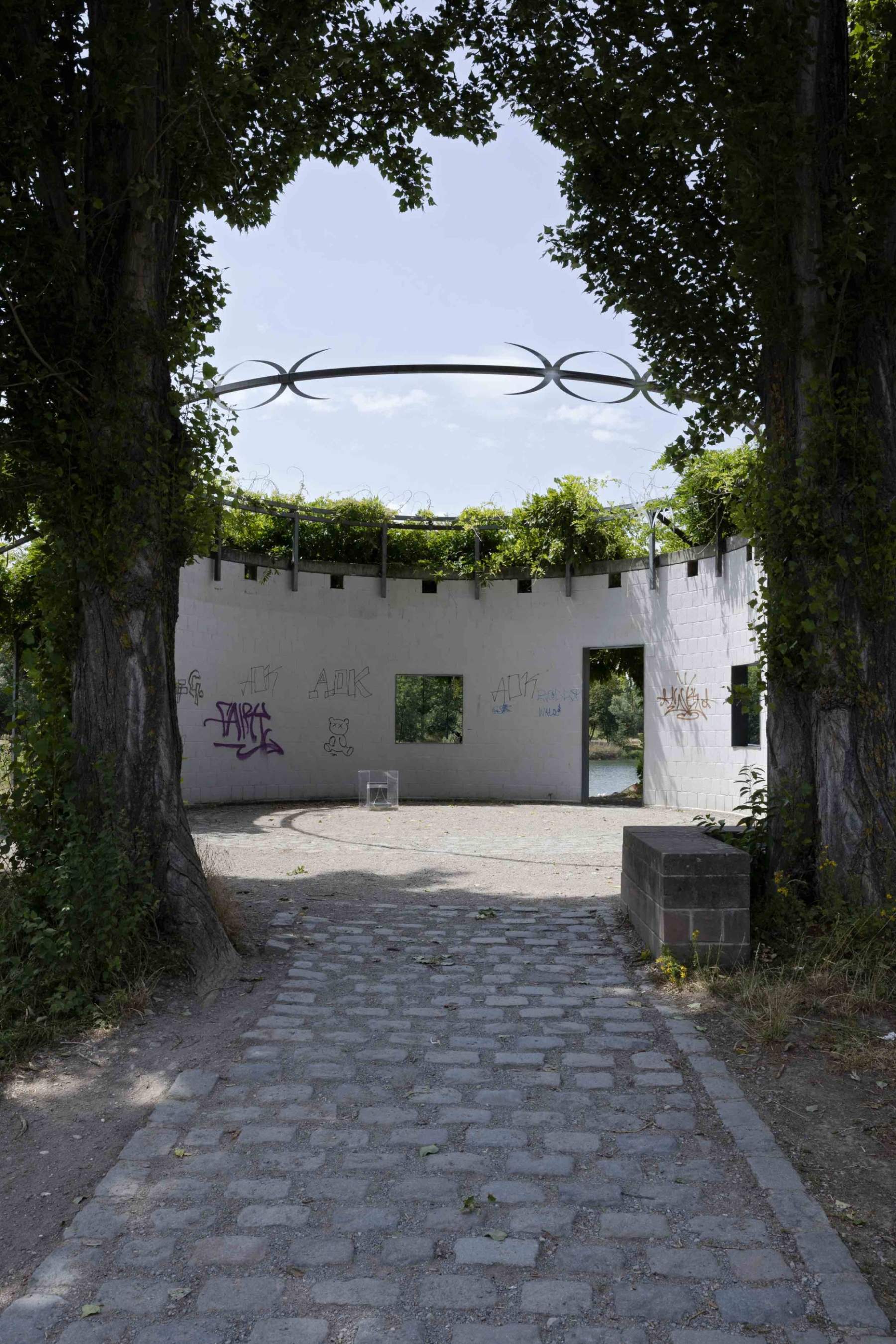 Rebecca Grundmann, EXES, 2023, Installationsansicht kleine Insel, Seepark
Foto: Gina Folly, © Biennale für Freiburg 2