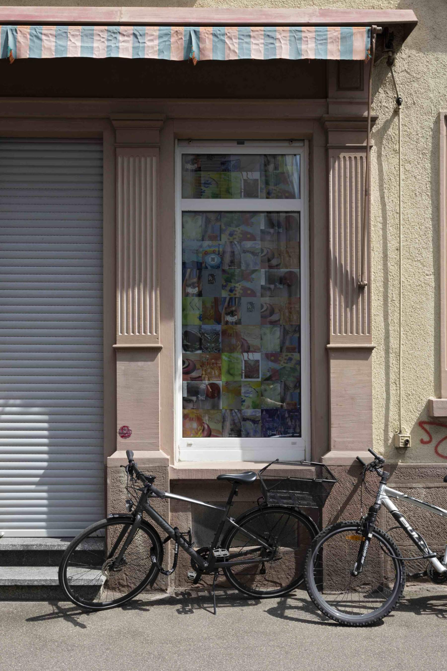 somebody*ies (Christina Krys Huber, Stella Meris, Nika Timashkova), THIS IS WHAT WE CAME FOR, 2023, Installationsansicht Klarastraße
Foto: Gina Folly, © Biennale für Freiburg 2