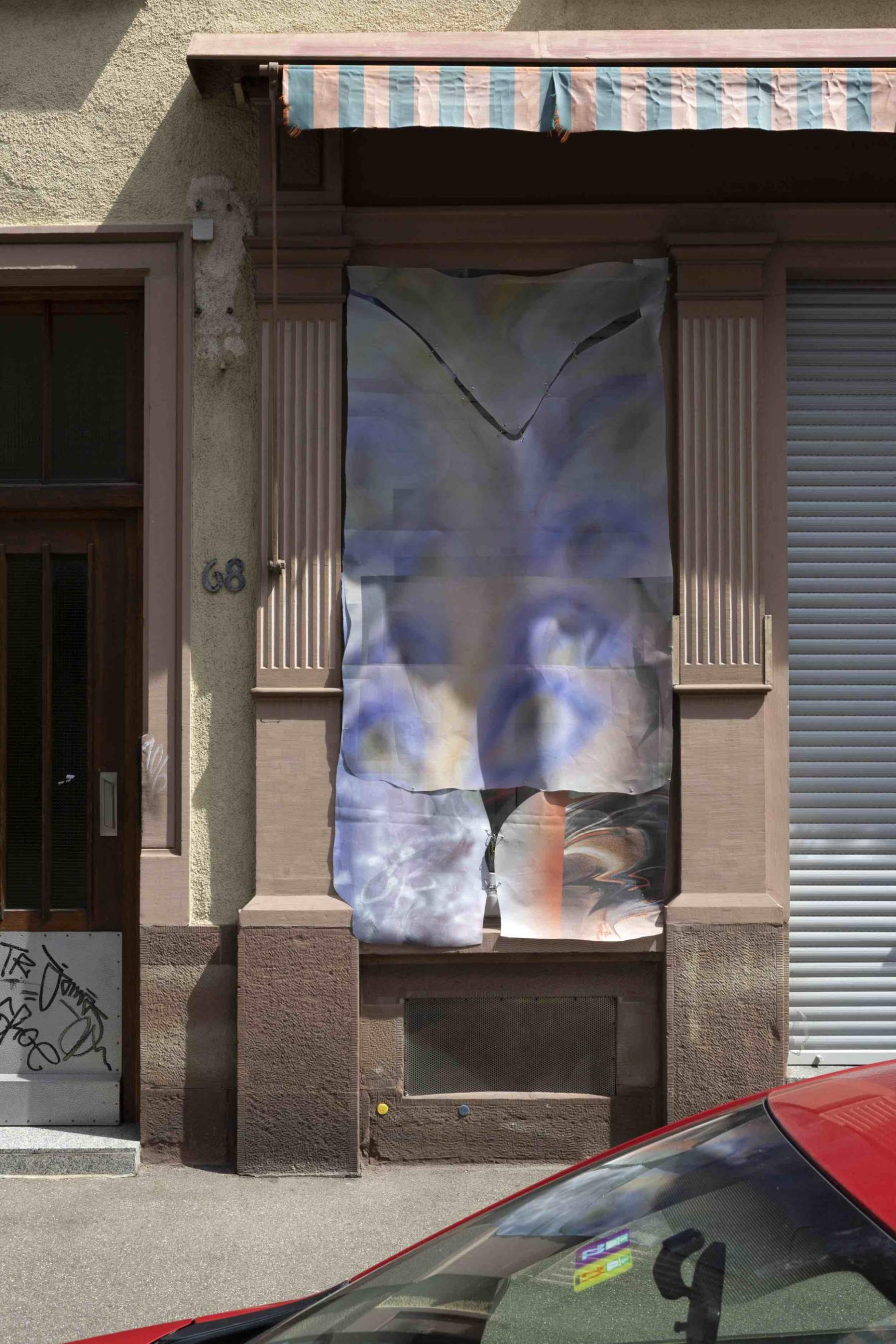 somebody*ies (Christina Krys Huber, Stella Meris, Nika Timashkova), THIS IS WHAT WE CAME FOR, 2023, Installationsansicht Klarastraße
Foto: Gina Folly, © Biennale für Freiburg 2