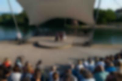 Felicia Maier (Kulturamtsleiterin der Stadt Freiburg), Julia Galandi-Pascual (2. Vorstandsvorsitzende, Perspektiven für Kunst in Freiburg e.V.) und Paula Kommoss (Künstlerische Leiterin, Biennale für Freiburg 2) auf der Seebühne im Seepark.
Foto: Sévérine Kpoti, © Biennale für Freiburg 2