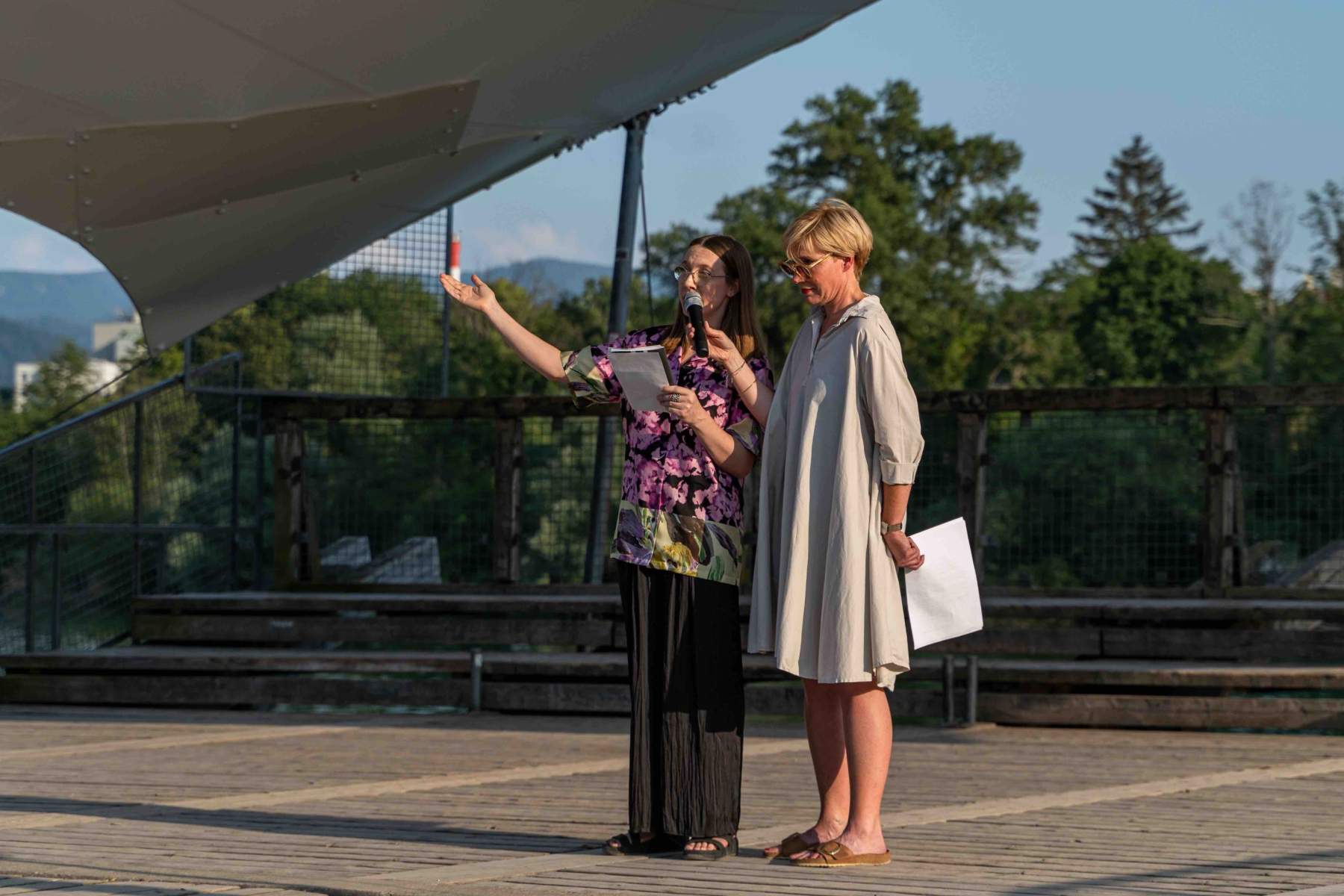 Paula Kommoss gibt eine Einführung in die Ausstellung.
Foto: Sévérine Kpoti, © Biennale für Freiburg 2