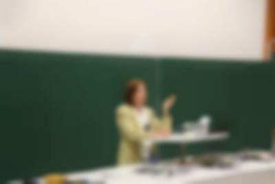 Dr. Sabine Rollberg bei ihrem Impulsvortrag im Hörsaal der Biologie.
Foto: © Biennale für Freiburg 2