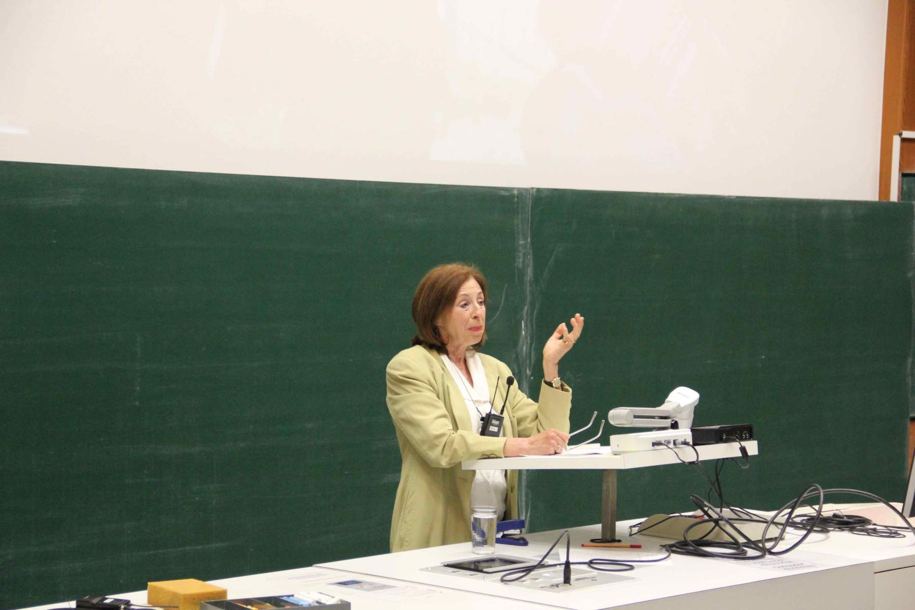 Dr. Sabine Rollberg bei ihrem Impulsvortrag im Hörsaal der Biologie.
Foto: © Biennale für Freiburg 2