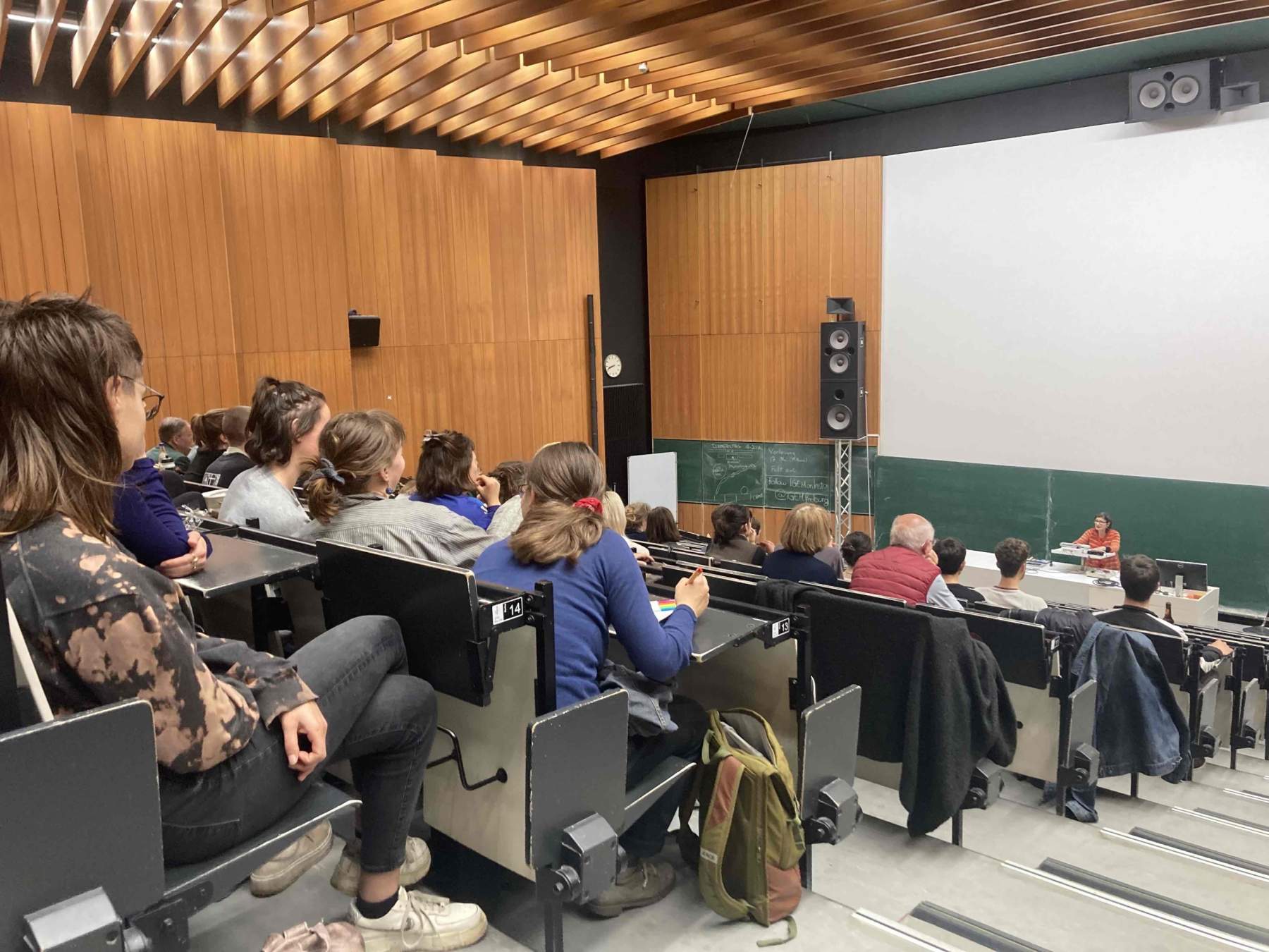 Impulsvortrag von Neriman Bayram im Hörsaal der Biologie.
Foto: © Biennale für Freiburg 2