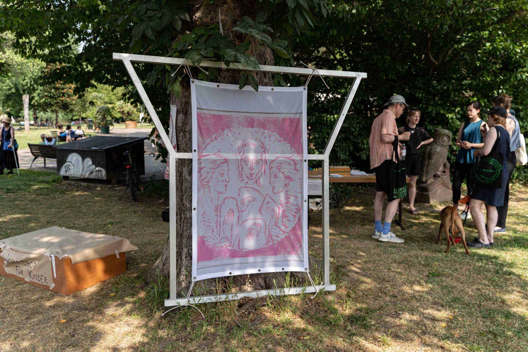 FLUGBLATTWERKSTATT von Maximiliane Baumgartner im Stadtgarten.
Foto: Sévérine Kpoti, © Biennale für Freiburg 2