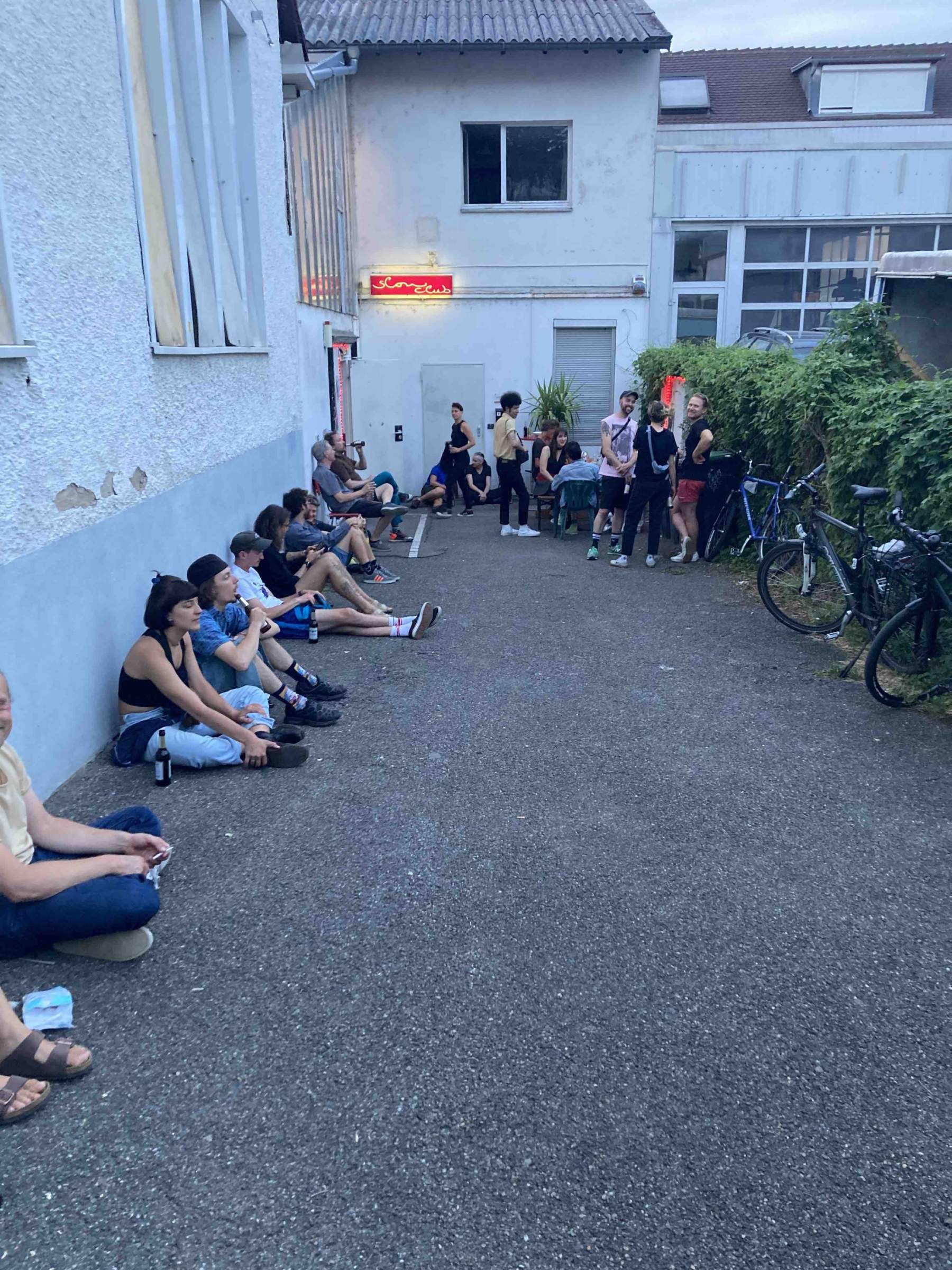 Vor dem Slow Club Freiburg.
Foto: © Biennale für Freiburg 2