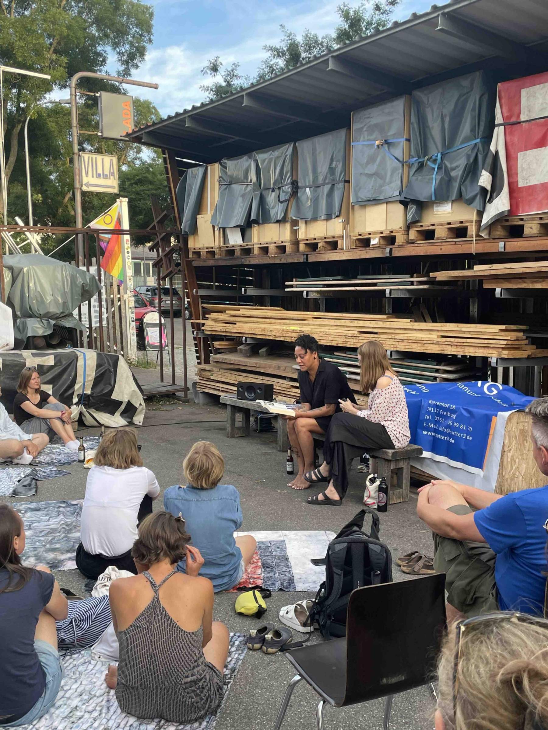 Sévérine Kpoti liest aus dem Buch PUNK AS F*CK (2022).
Foto: © Biennale für Freiburg 2