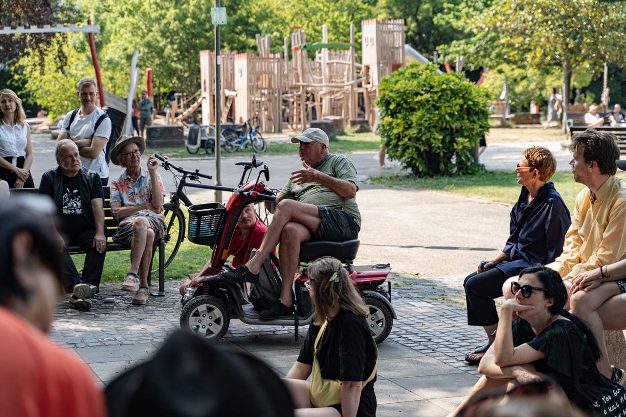Auch andere Beteiligte gaben Einblicke in die Lebensbedingungen und Musikproduktion der damaligen Hausbesetzer*innenszene.
Foto: Sévérine Kpoti, © Biennale für Freiburg 2