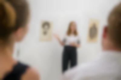 Paula Kommoss erklärt die Arbeit von Eva Eisenlohr.
Foto: Marc Doradzillo, © Biennale für Freiburg 2