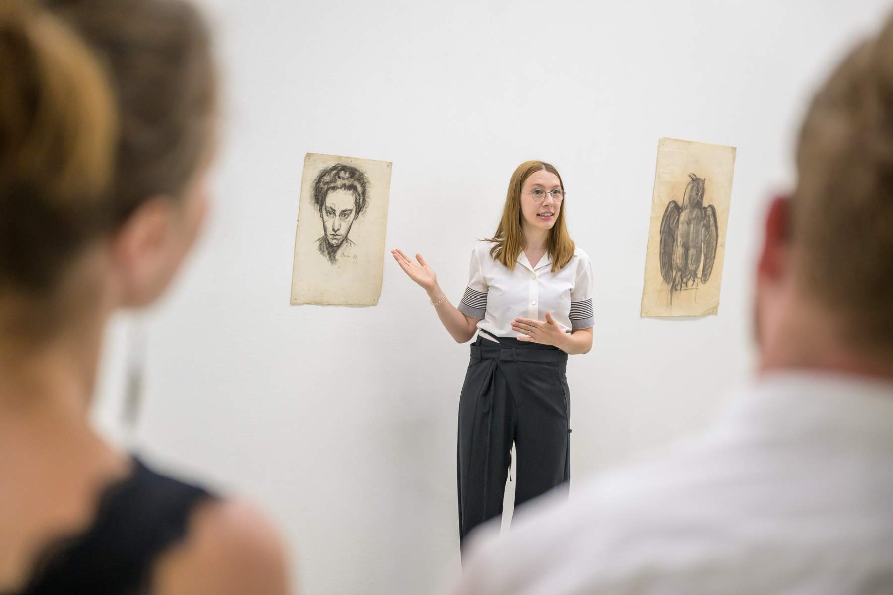 Paula Kommoss erklärt die Arbeit von Eva Eisenlohr.
Foto: Marc Doradzillo, © Biennale für Freiburg 2