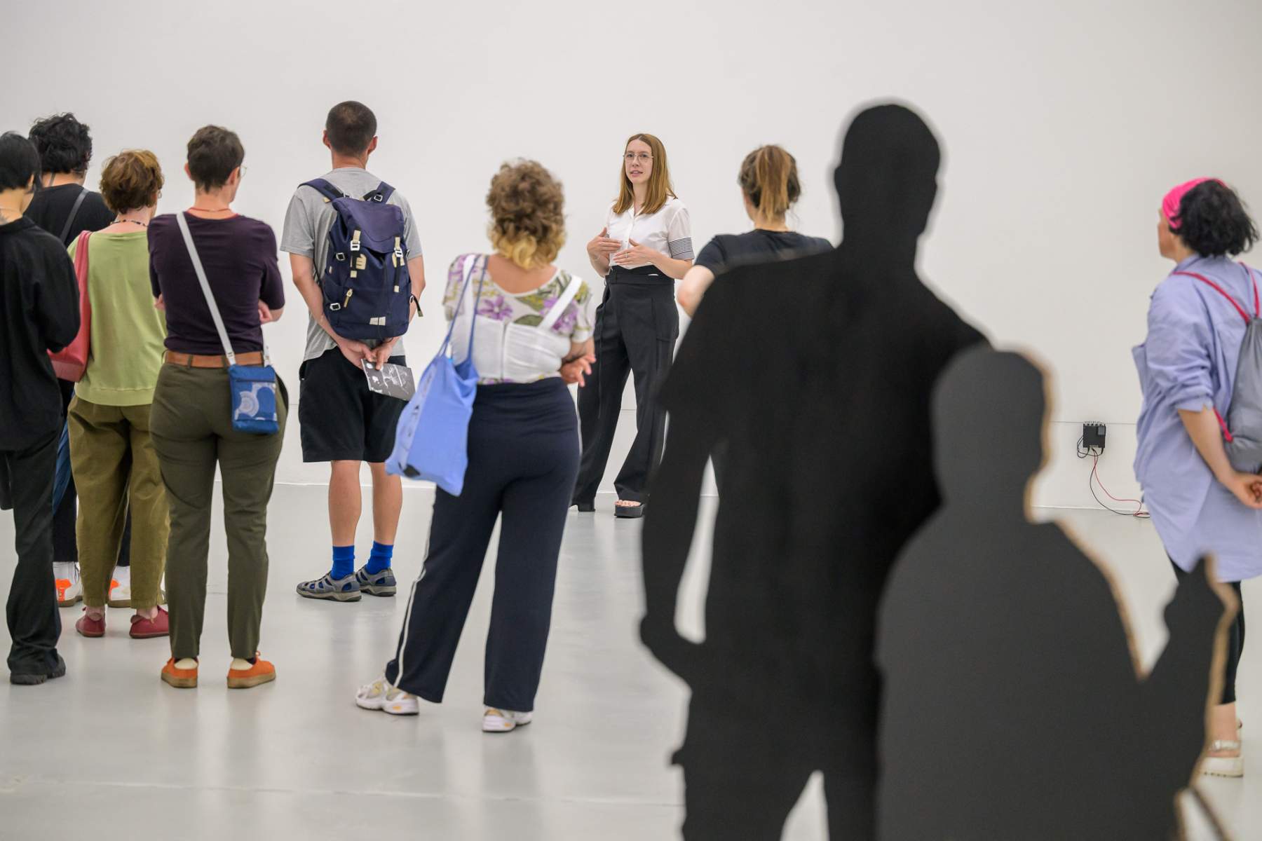 Sicht auf die Silhouetten von Deborah Joyce Holman.
Foto: Marc Doradzillo, © Biennale für Freiburg 2