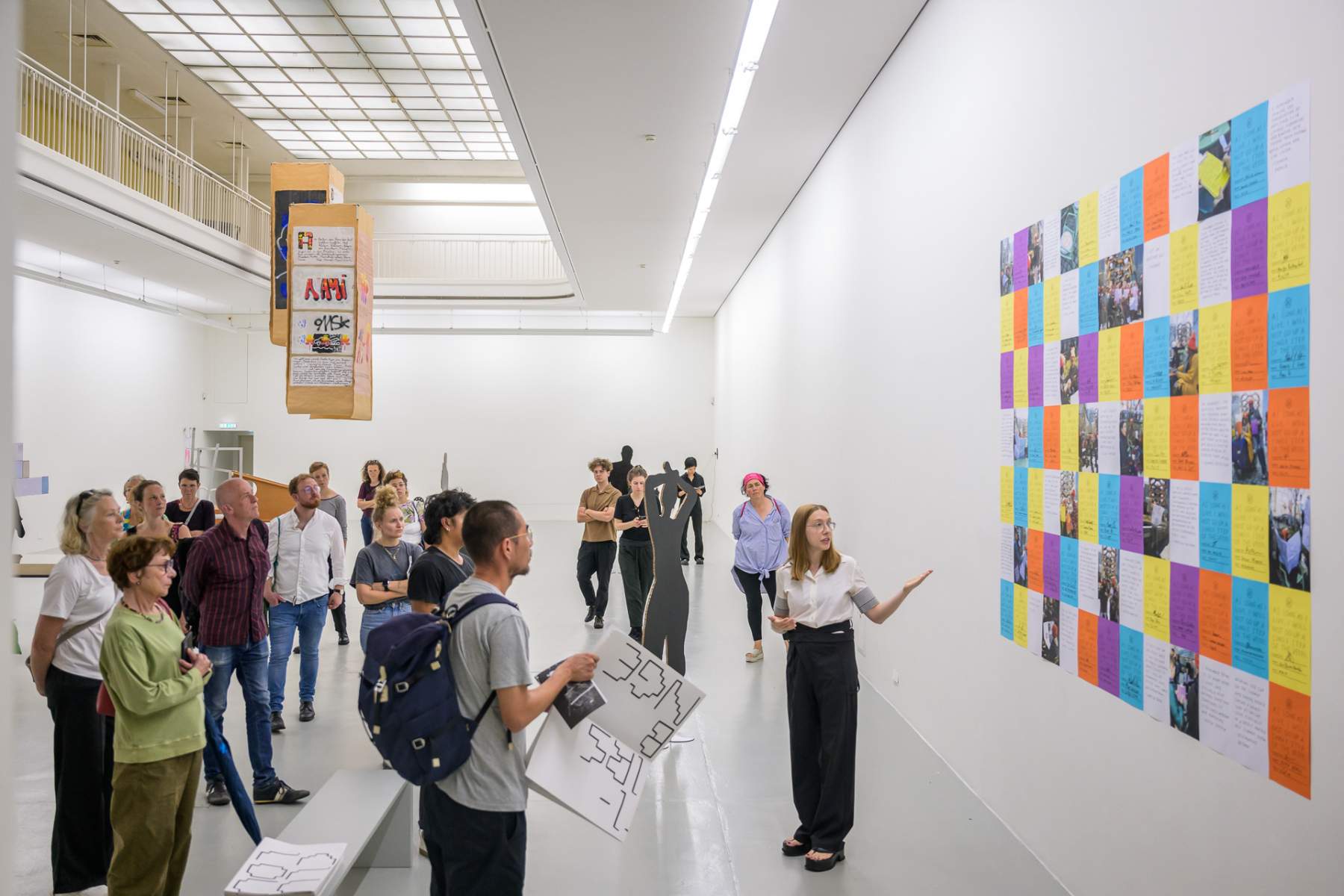 Vor der Arbeit von Finnegan Shannon.
Foto: Marc Doradzillo, © Biennale für Freiburg 2