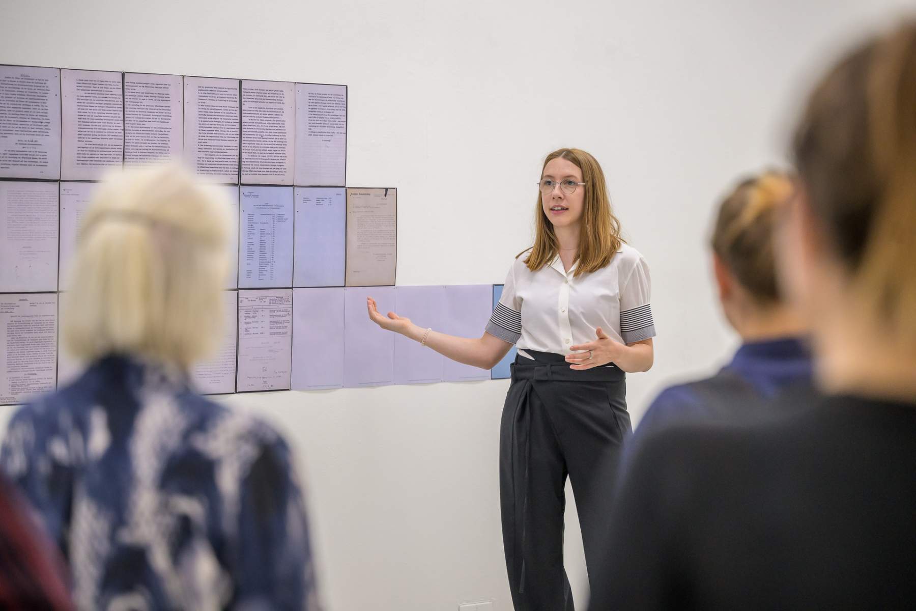 Paula Kommoss veranschaulicht die WANDZEITUNG von Maximiliane Baumgartner.
Foto: Marc Doradzillo, © Biennale für Freiburg 2
