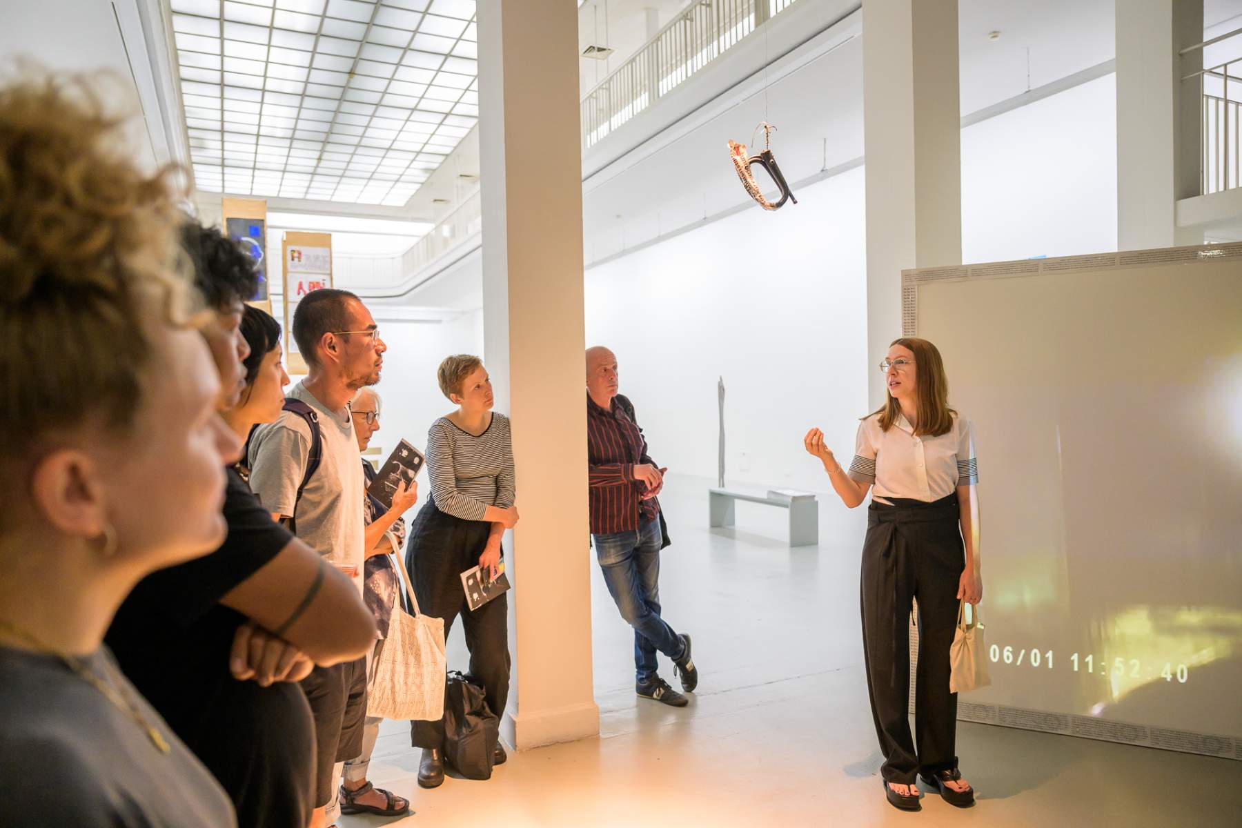 Paula Kommoss (Künstlerische Leiterin, Biennale für Freiburg 2) führt durch die Ausstellung im Kunstverein Freiburg.
Foto: Marc Doradzillo, © Biennale für Freiburg 2