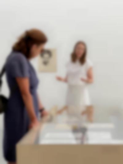 Kuratorin Paula Kommoss führt durch die Ausstellung im Kunstverein Freiburg.
Foto: © Biennale für Freiburg 2