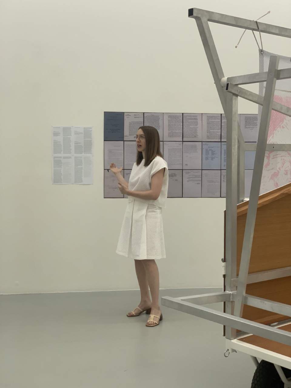 Paula Kommoss (Künstlerische Leiterin, Biennale für Freiburg 2) veranschaulicht die Arbeiten von Maximiliane Baumgartner.
Foto: © Biennale für Freiburg 2