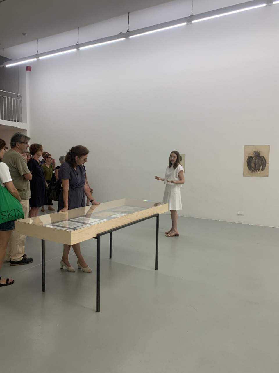 Vor der Kunst Eva Eisenlohrs.
Foto: © Biennale für Freiburg 2