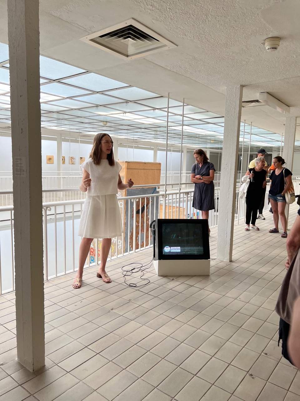 Vor dem Werk von Hito Steyerl.
Foto: © Biennale für Freiburg 2