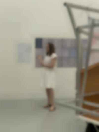 Paula Kommoss (Künstlerische Leiterin, Biennale für Freiburg 2) veranschaulicht die Arbeiten von Maximiliane Baumgartner.
Foto: © Biennale für Freiburg 2