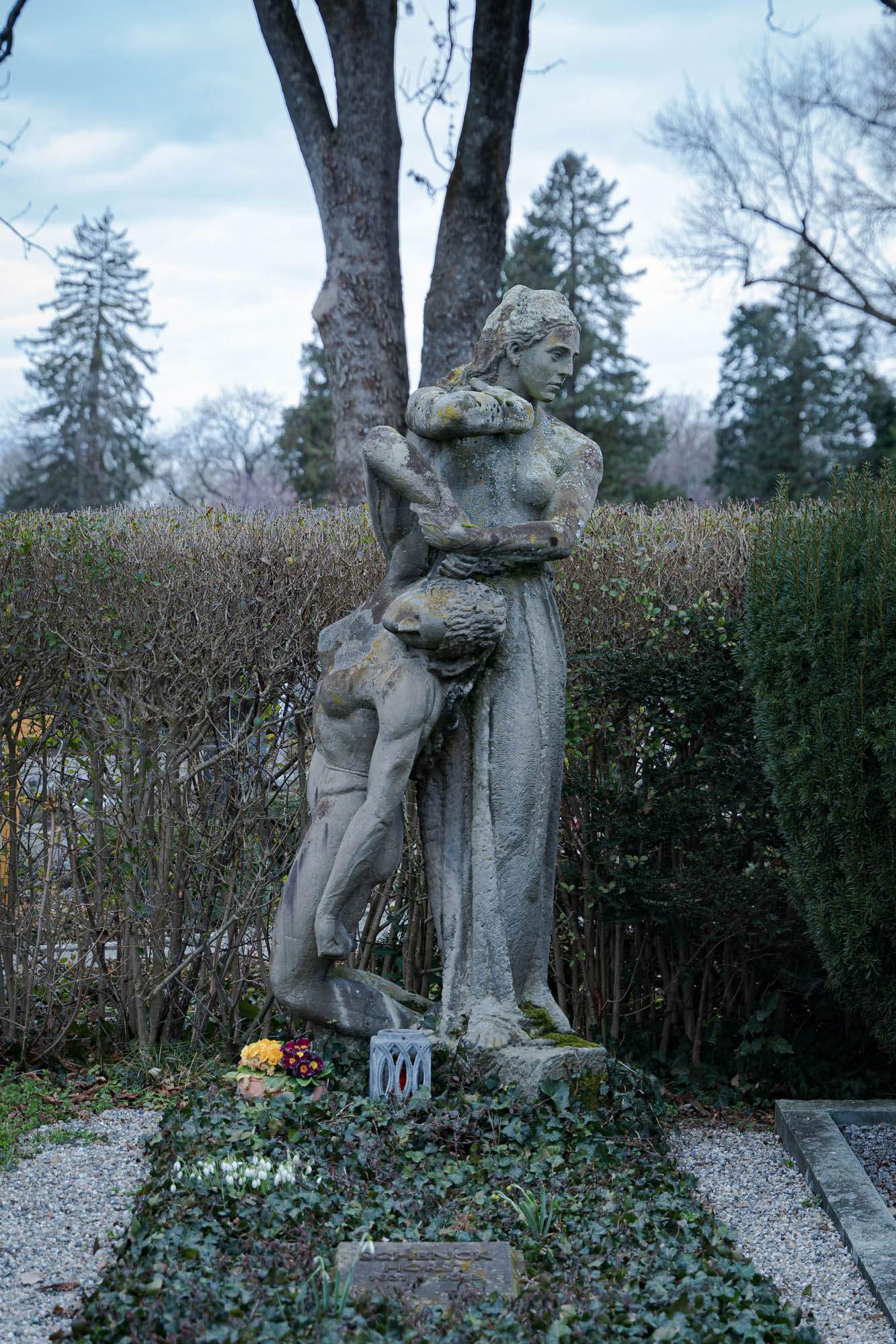 Eva Eisenlohr, “Wenn die Eine fällt, muss die Andere nach vorne blicken”, 1919, Hauptfriedhof, Freiburg
Foto: Sévérine Kpoti, © Biennale für Freiburg 2