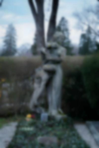 Eva Eisenlohr, “Wenn die Eine fällt, muss die Andere nach vorne blicken”, 1919, Main Cemetery, Freiburg
Photo: Sévérine Kpoti, © Biennale für Freiburg 2