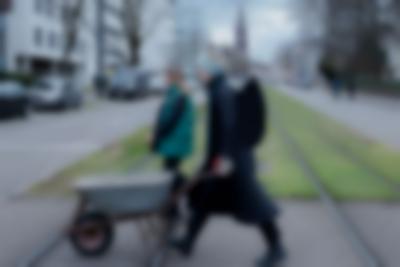 Maximiliane Baumgartner und Paula Kommoss aktivieren den Weg von Eva Eisenlohr
Foto: Sévérine Kpoti, © Biennale für Freiburg 2