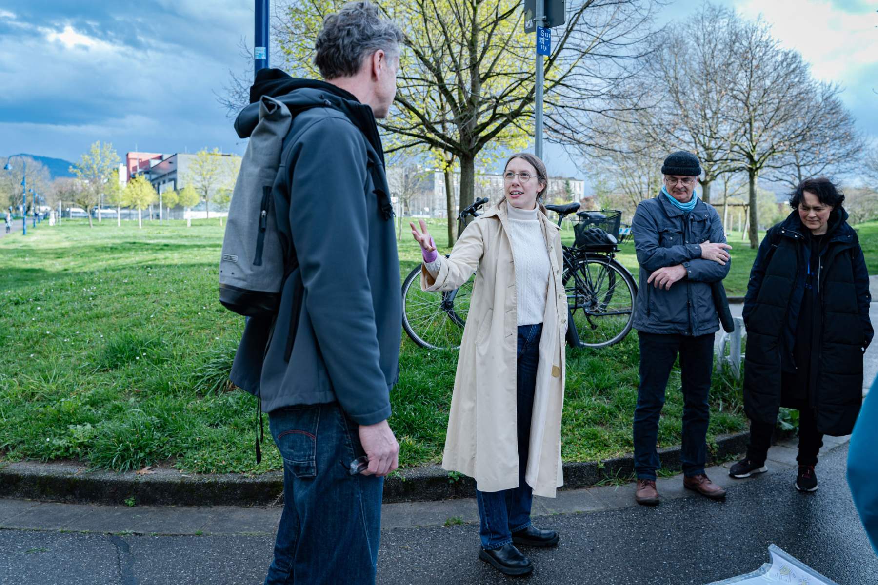 Wolfgang Borgards (K9 Architekten) und Paula Kommoss (Künstlerische Leiterin, Biennale für Freiburg 2) begrüßen die Teilnehmer*innen.
Foto: Sévérine Kpoti, © Biennale für Freiburg 2