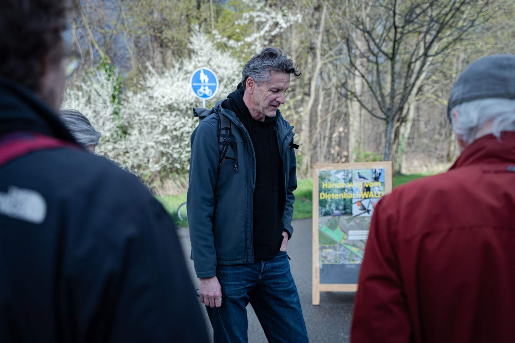 Wolfgang Borgards beginnt das Pflaster.
Foto: Sévérine Kpoti, © Biennale für Freiburg 2