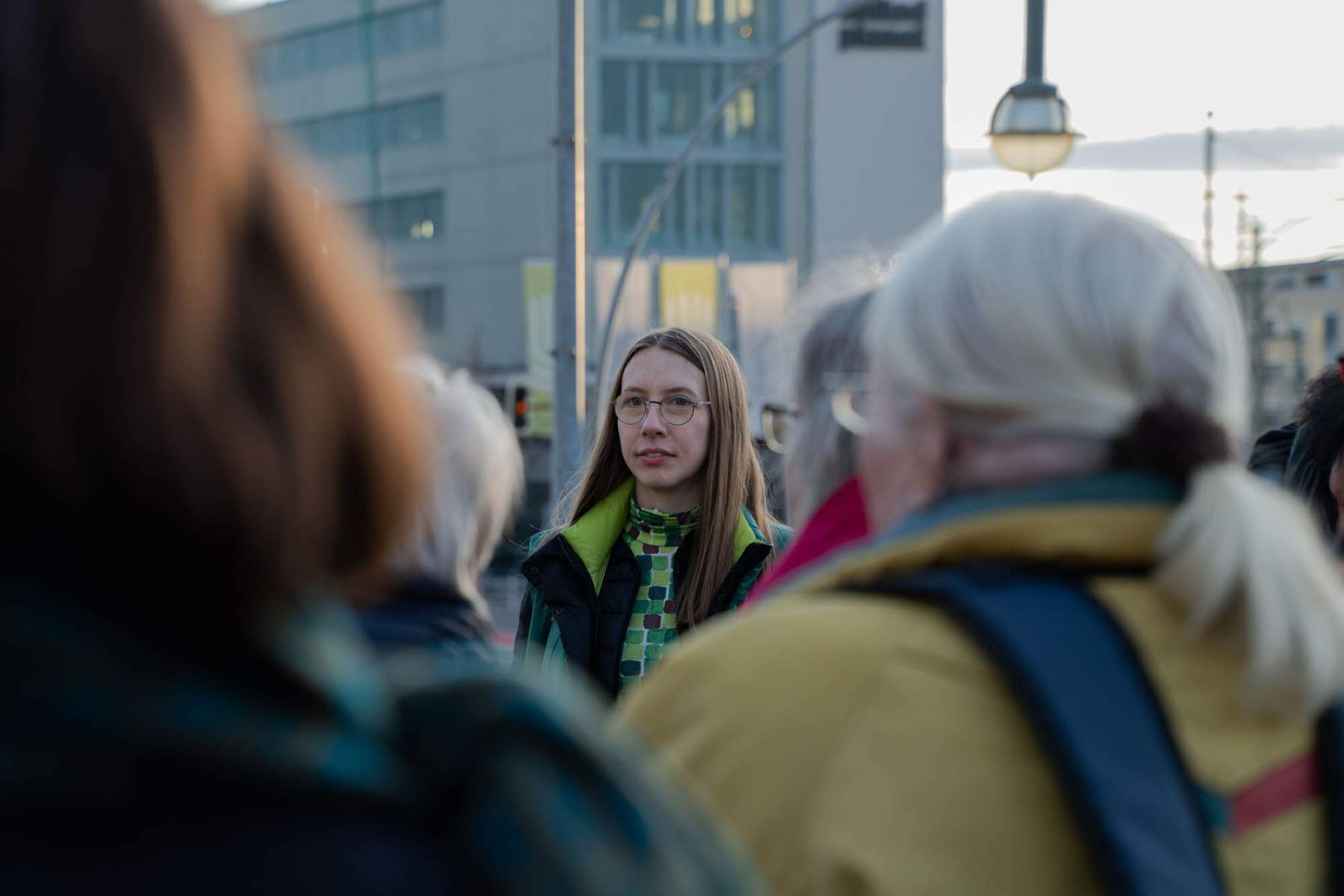 Paula Kommoss (Künstlerische Leiterin der Biennale für Freiburg 2) begrüßt die Teilnehmer*innen.
Foto: Sévérine Kpoti, © Biennale für Freiburg 2