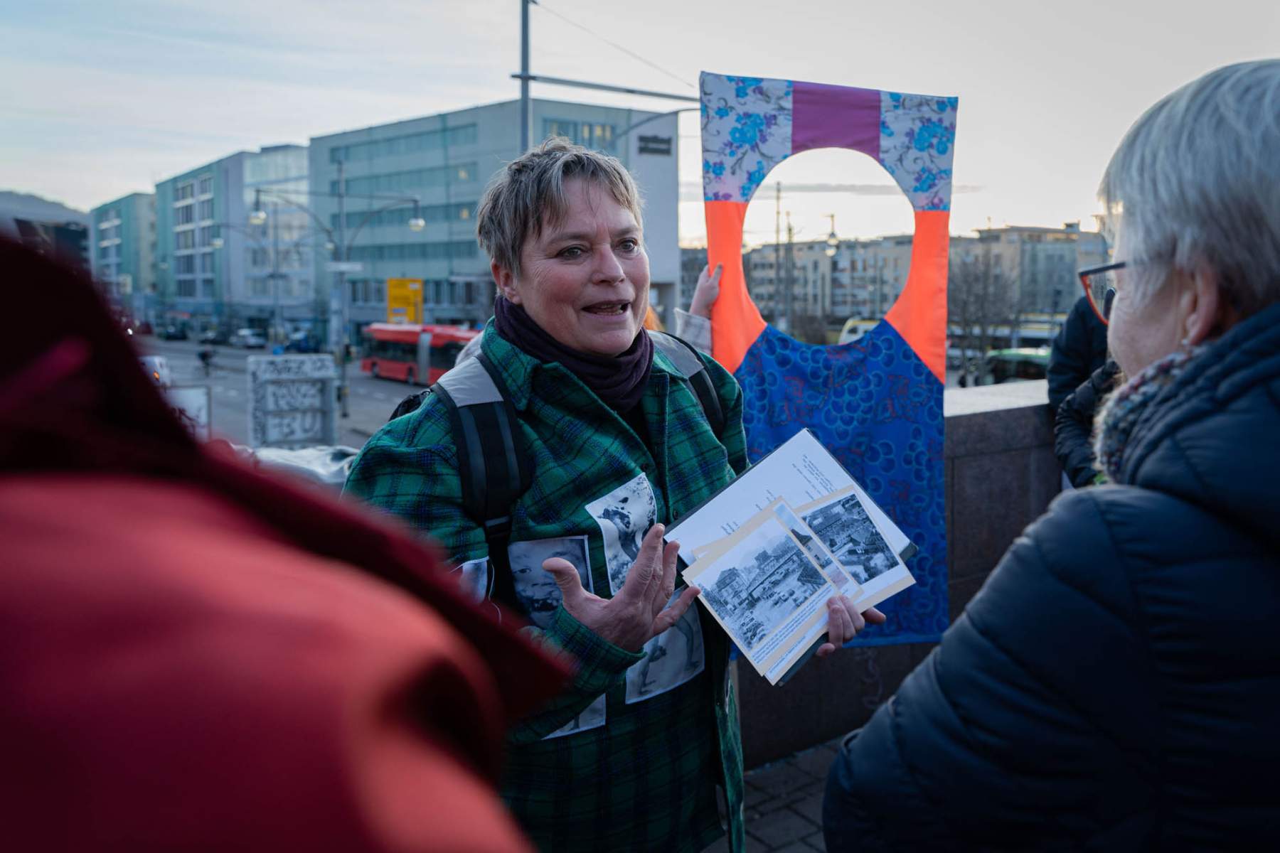 Birgit Heidtke von der Feministische Geschichtswerkstatt beginnt das Pflaster.
Foto: Sévérine Kpoti, © Biennale für Freiburg 2