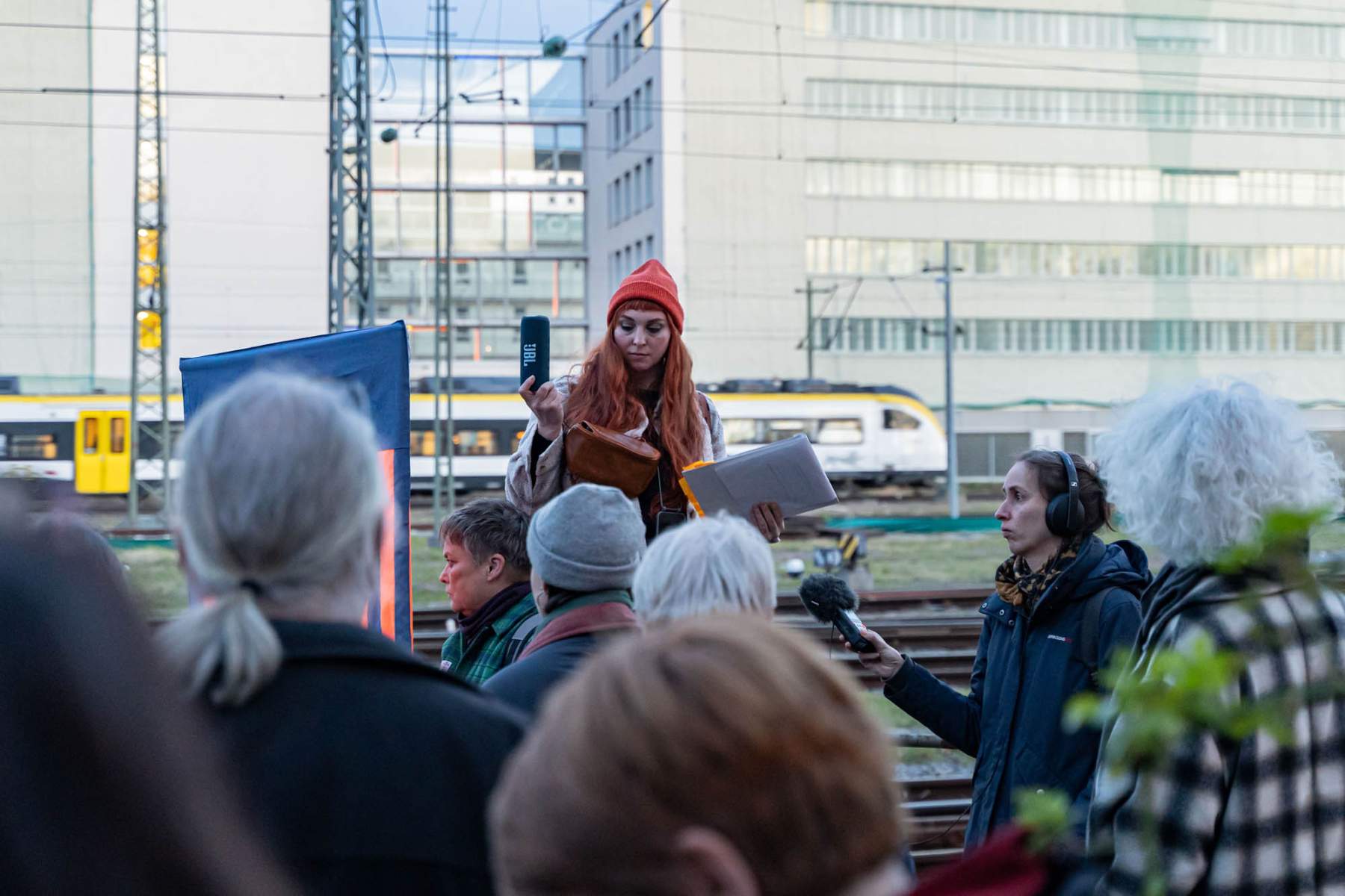 Hannah Kindler spielt historische Tonaufnahmen von Arbeiterinnen im Stühlinger ab.
Foto: Sévérine Kpoti, © Biennale für Freiburg 2